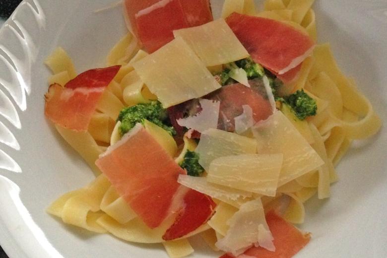 Pasta an Rucolapesto und Rohschinken