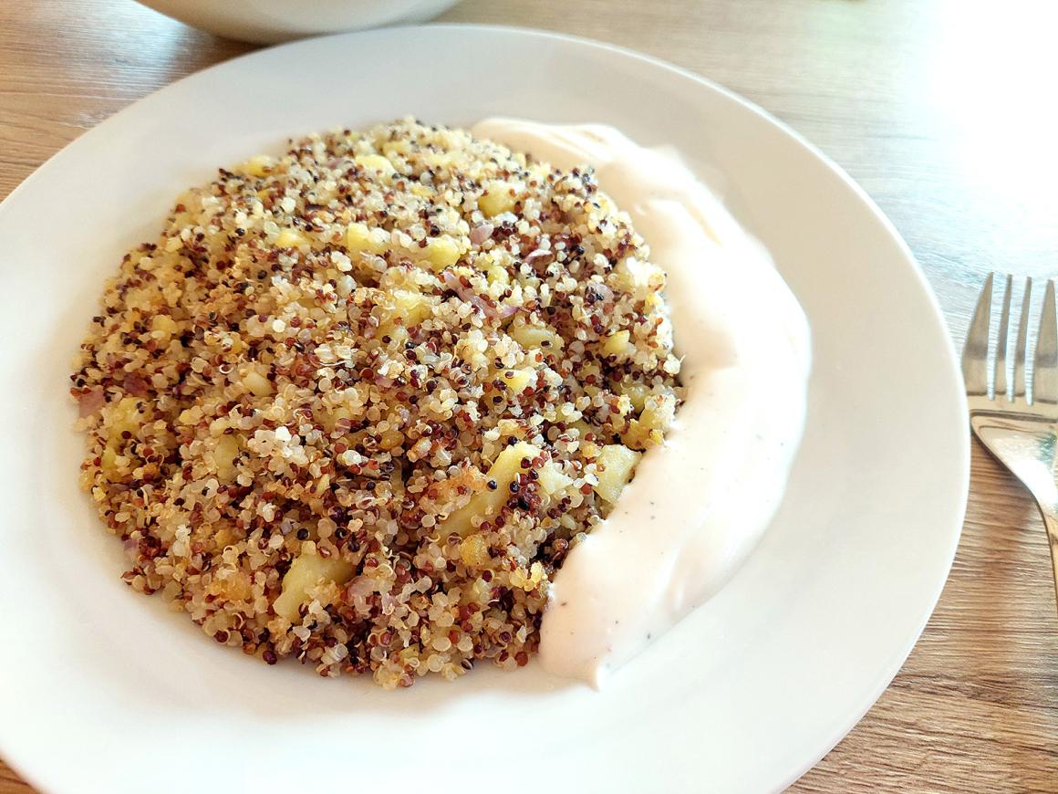 Quinoa-Kartoffel-Pfanne mit Joghurtsauce