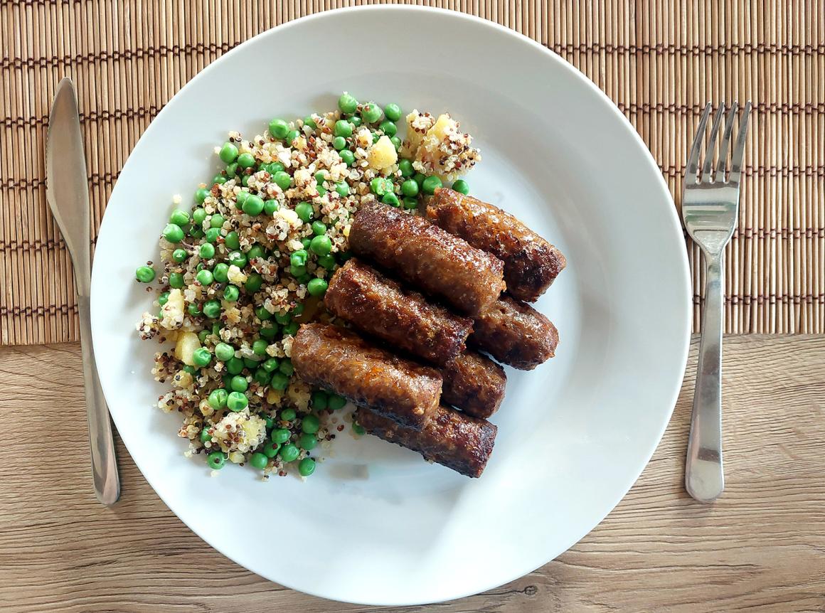 Cevapcici mit Gemüsequinoa