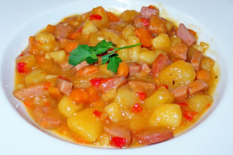 Kartoffelgulasch mit Paprika und Rauchwurst