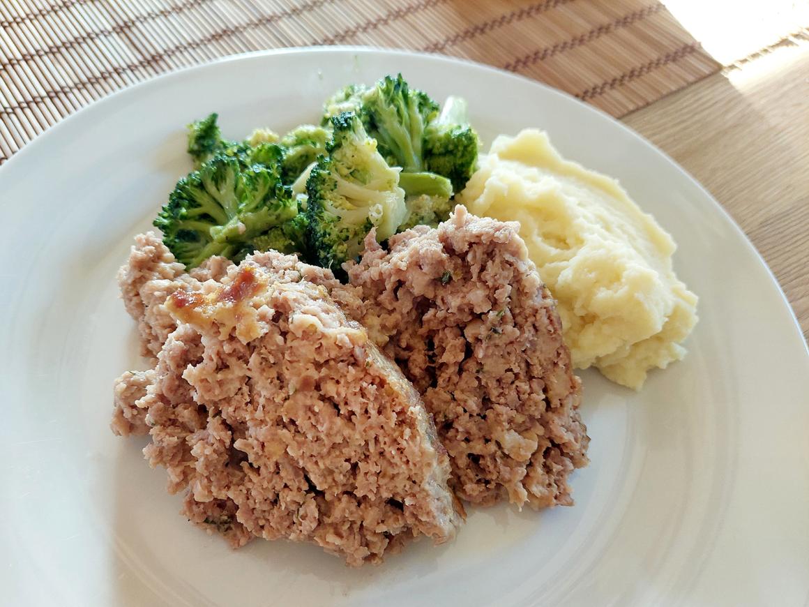 Feiner Hackbraten mit Kartoffelstock und Broccoli