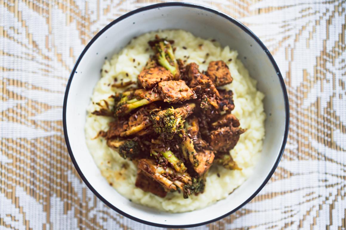 Reis-Bowl mit Tempeh