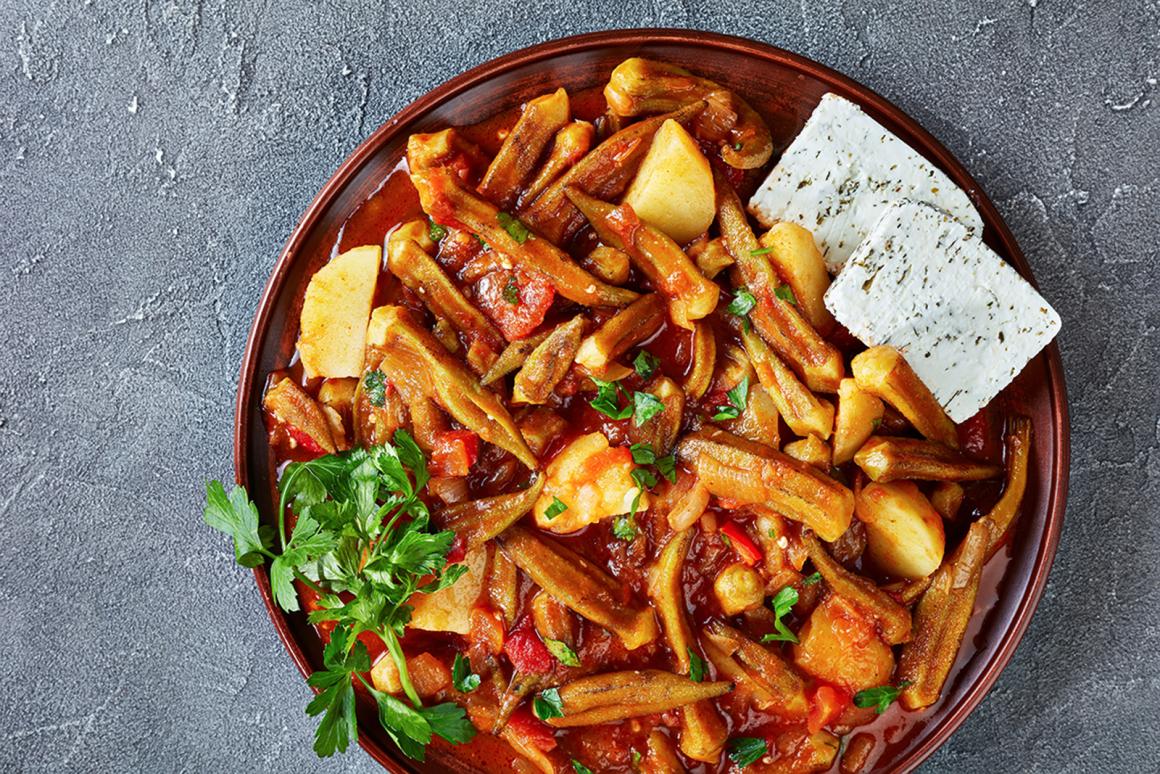 Eintopf mit Okraschoten und Feta