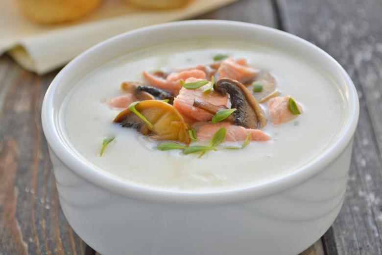 Cremige Gemüsesuppe mit Lachsfilet