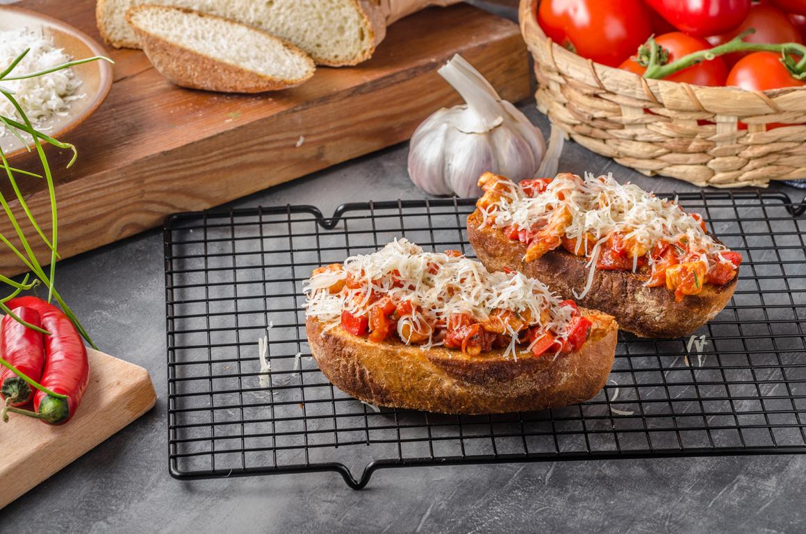 Tomaten-Poulet-Bruschetta