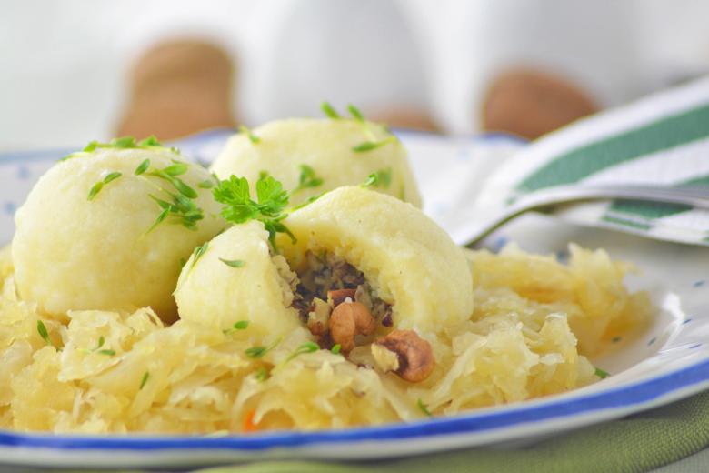 Salzige Teigkugeln mit Baumnussfüllung