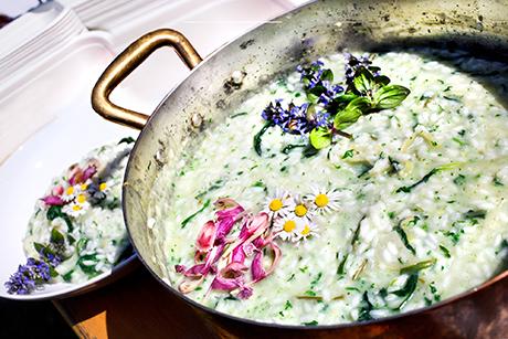 Reissalat mit Waldblumen
