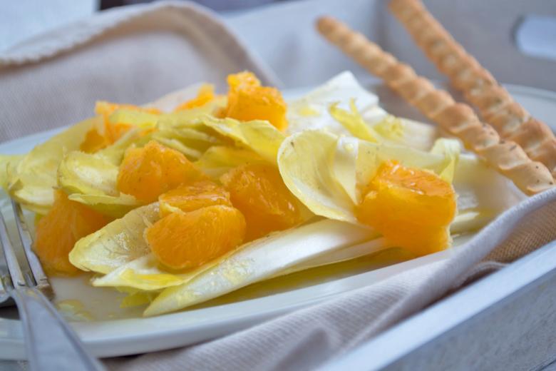 Erfrischender Orangen-Chicoreesalat