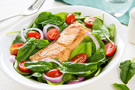 Weissweinlachs auf Spinatsalat