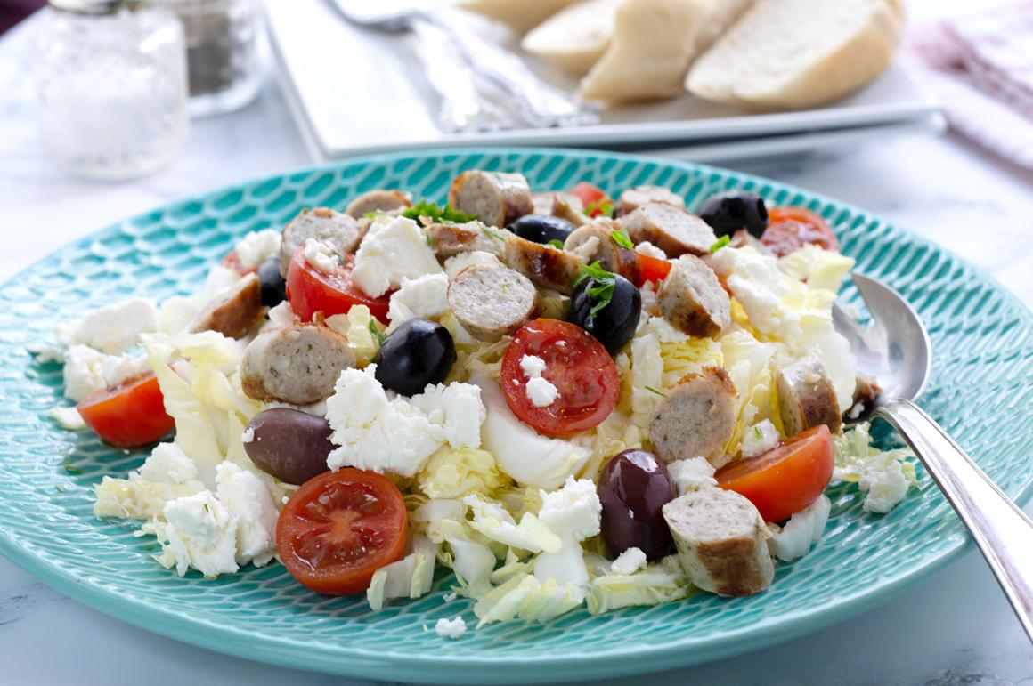 Schweinsbratwürste auf knackigem Salat