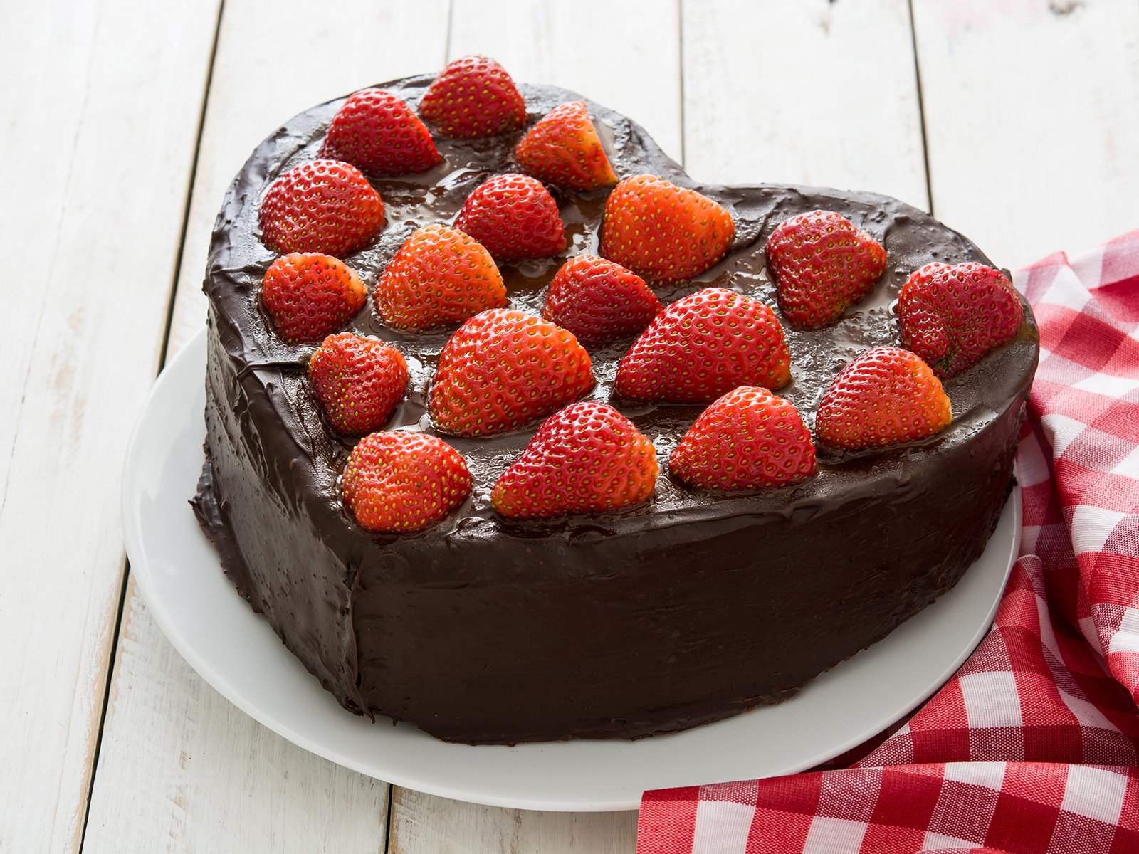 Schokoladen Erdbeer Herzkuchen Erdbeer Stracciatella Torte Mit Schokoladen Erdbeer Herzkuchen Erdbeer Stracciatella Torte Mit