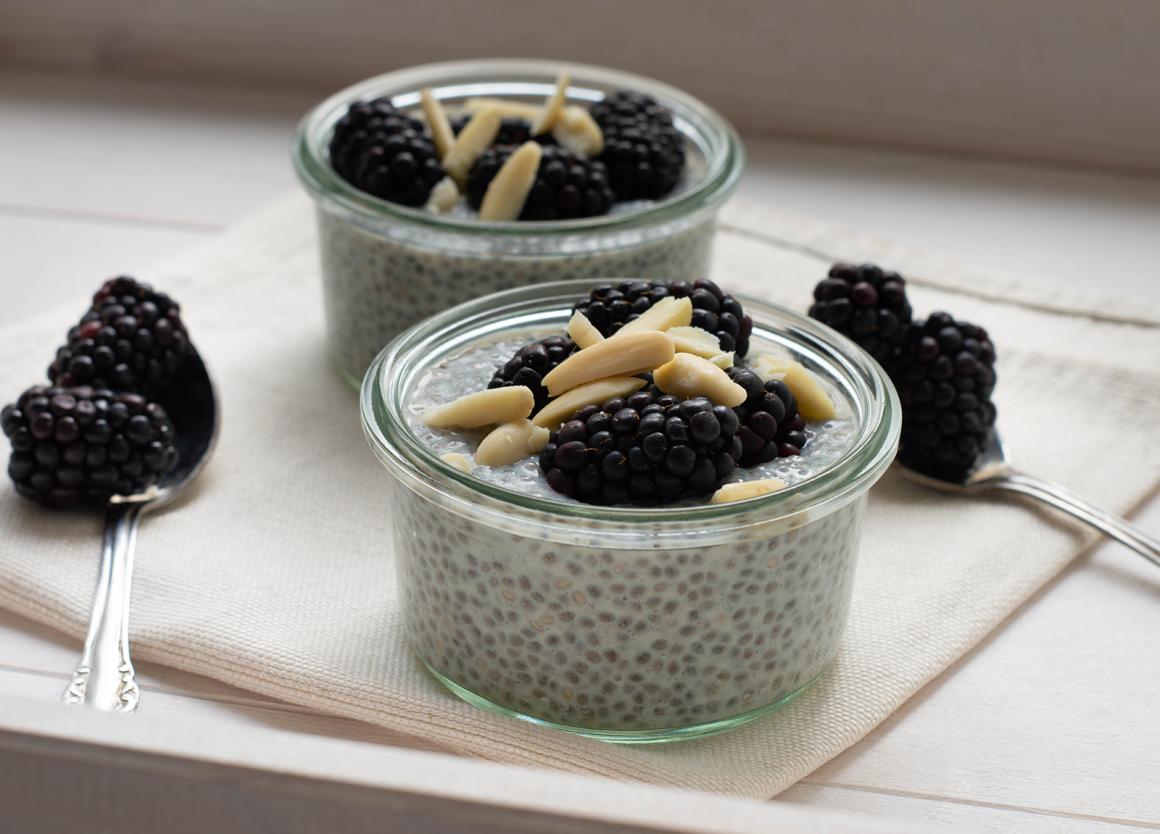 Chia-Mandel Pudding mit Brombeeren