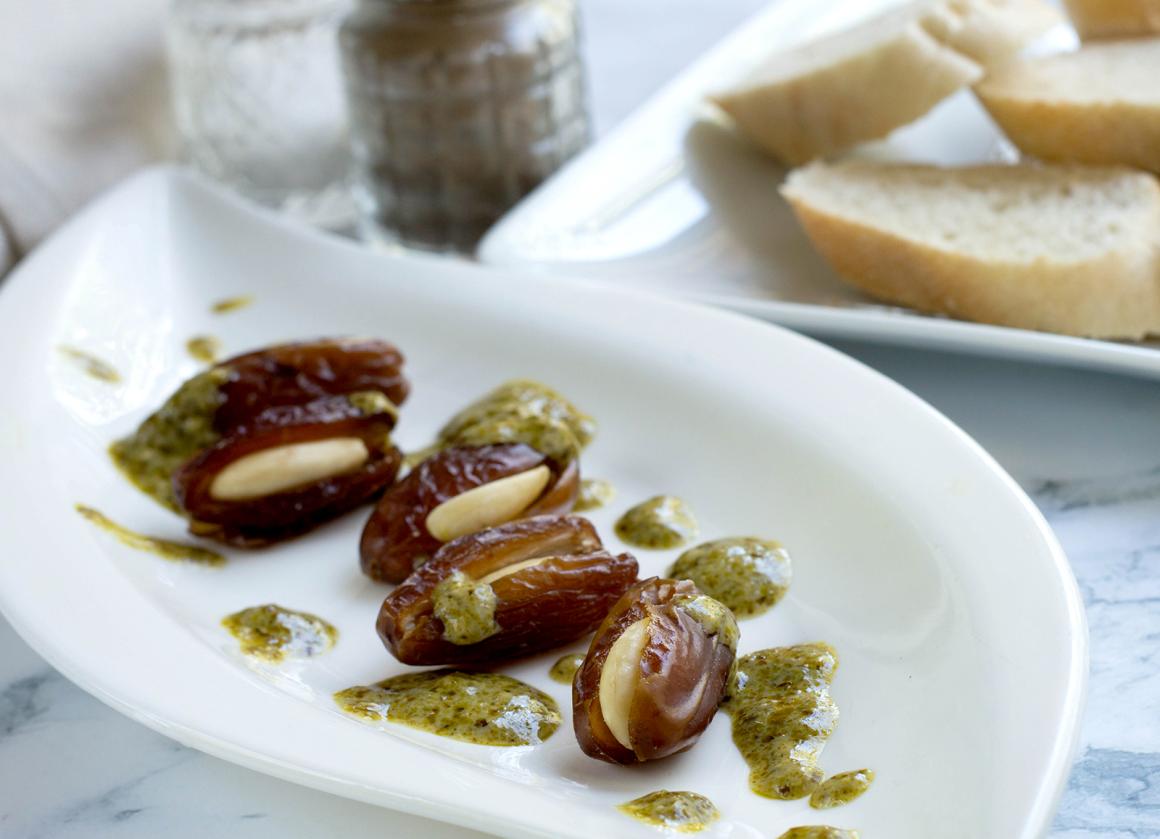 Datteln mit Pesto