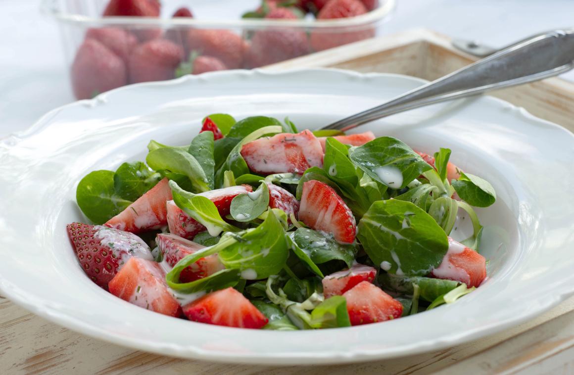 Nüsslisalat mit Erdbeeren