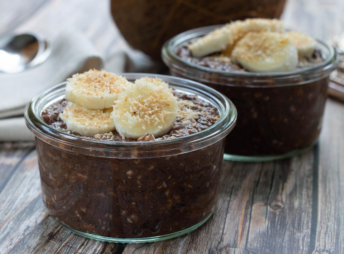 Schokoladen-Chia-Pudding mit Bananen