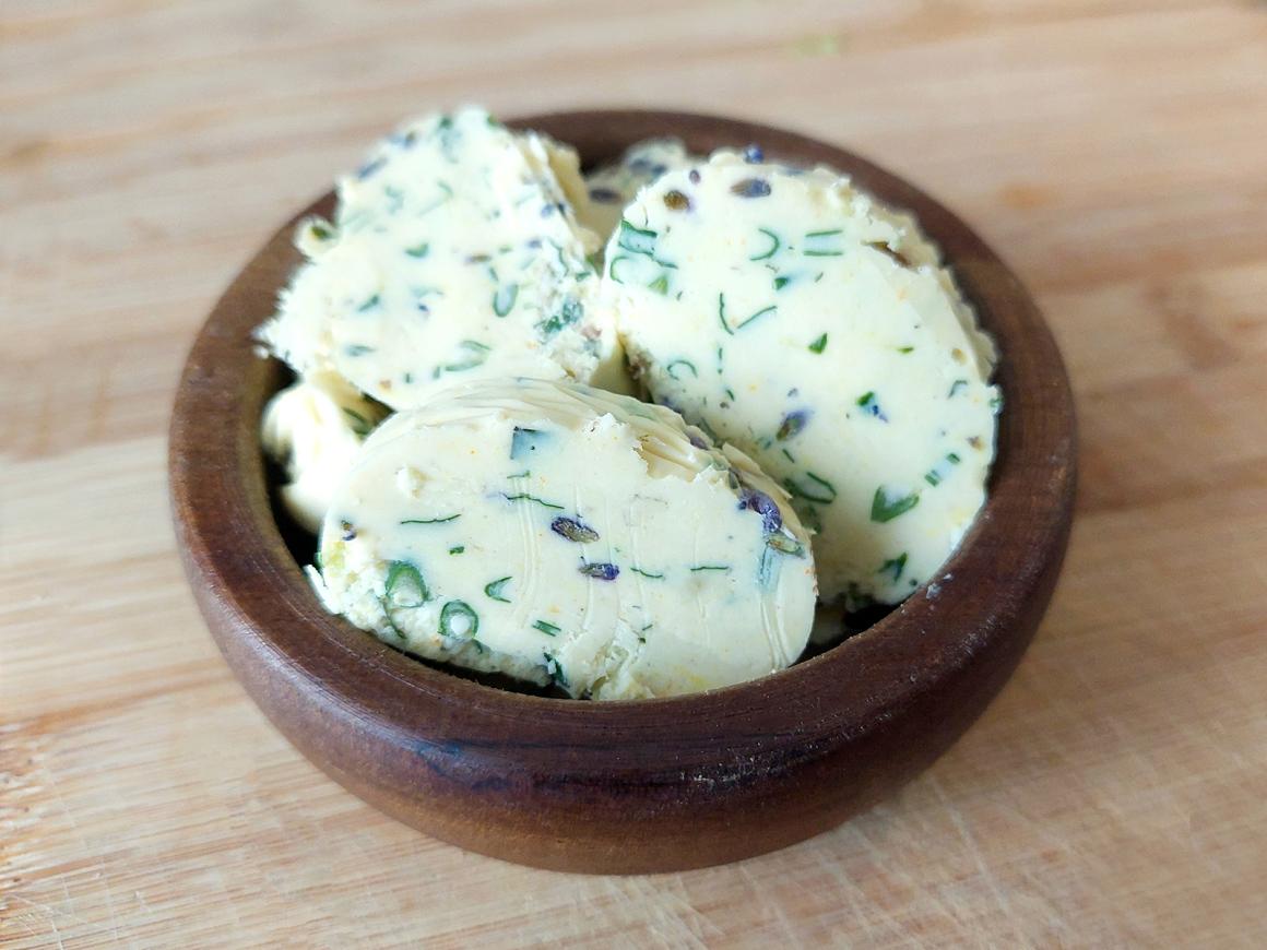 Würzige Lavendelbutter