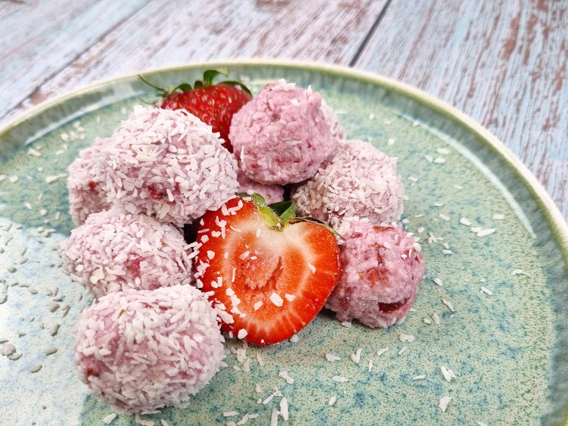 Erdbeer-Kokos Bliss Balls