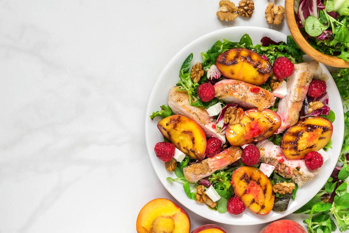 Sommerlicher Pfirsich-Poulet-Salat