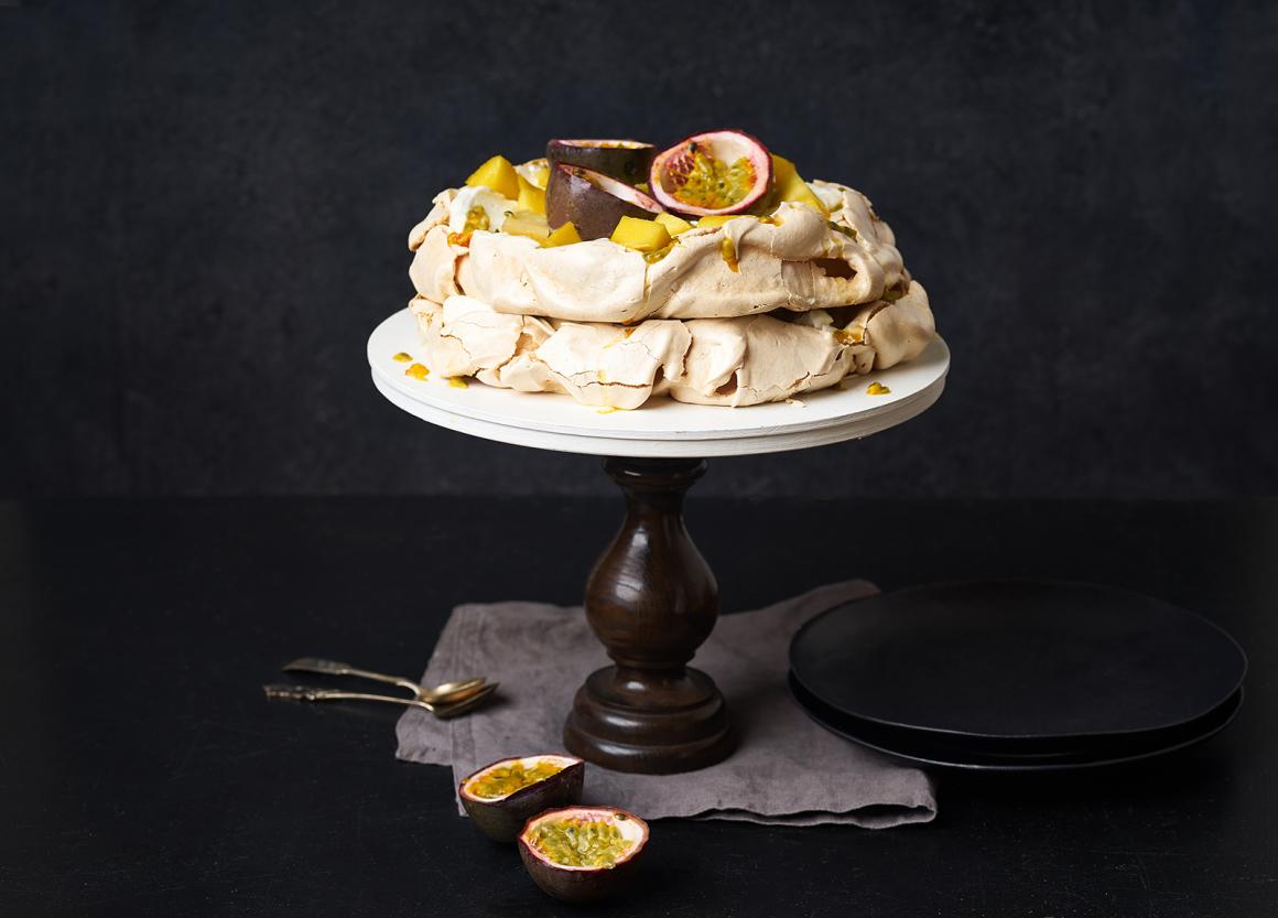 Passionsfrucht-Pavlova mit Mangos