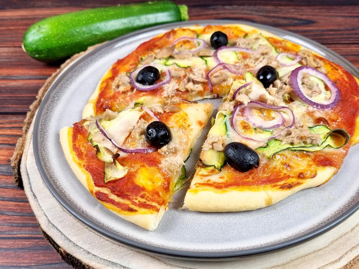 Mediterrane Zucchetti-Pizza mit Thon