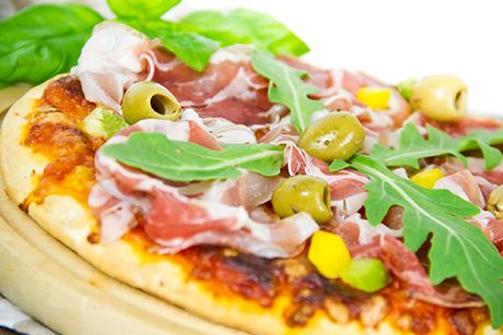 Pizza mit Parmaschinken und Rucola