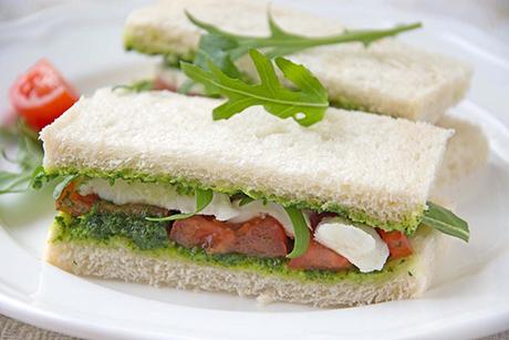 Pestotramezzini mit Rucola