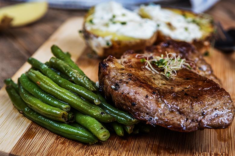 Saftiges Rumpsteak mit feinen Folienkartoffeln