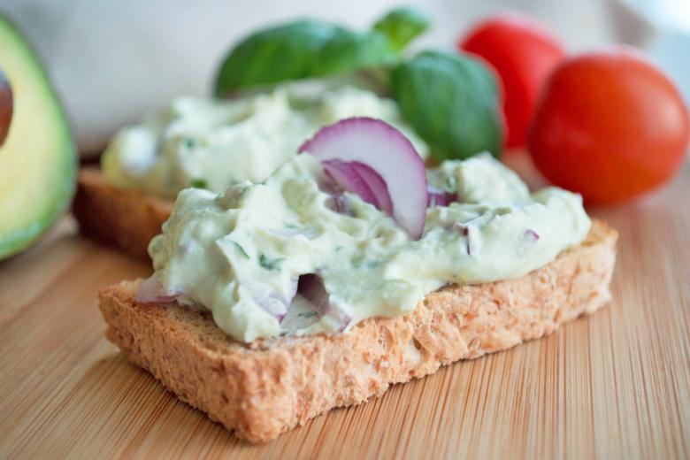 Quarkaufstrich mit Avocado und Basilikum