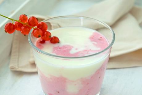 Johannisbeer-Kefir-Superfood-Drink