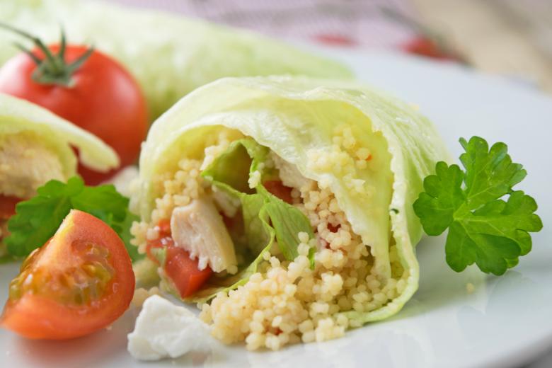 Knackige Eisbergröllchen mit würziger Couscous Füllung