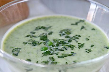 Erbsencremesuppe mit Minze