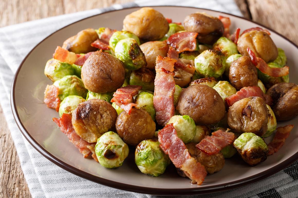 Rosenkohlpfanne mit Maroni und Speck