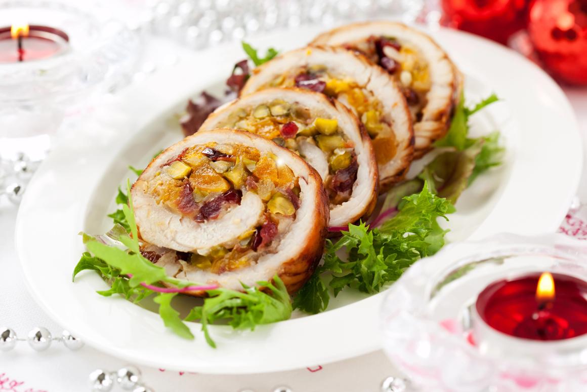 Rollbraten mit Pistazien-Cranberry-Aprikosen-Füllung