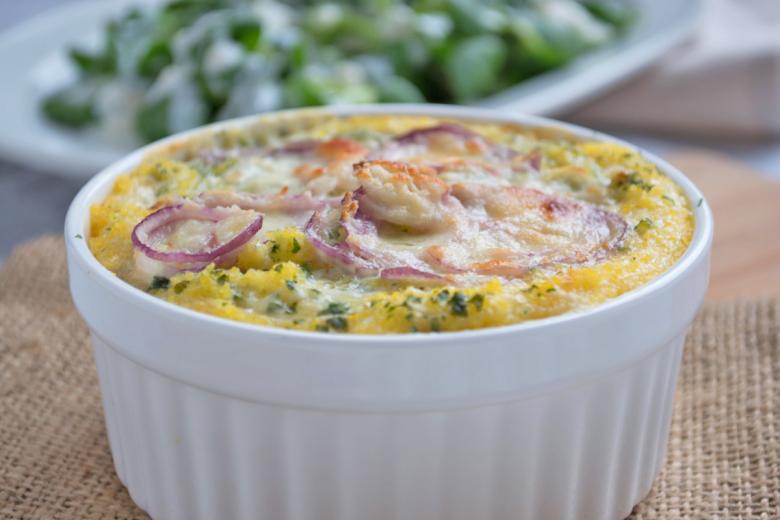 Polenta mit Schafskäse und frischen Kräutern