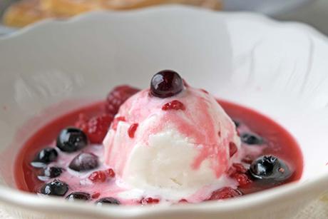 Vanilleglacé mit heissen Beeren
