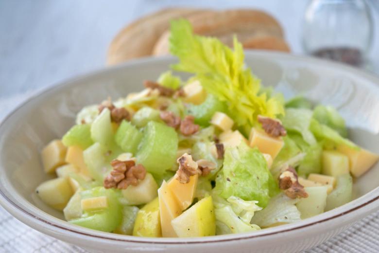 Apfelsalat mit Sellerie und Bauernkäse