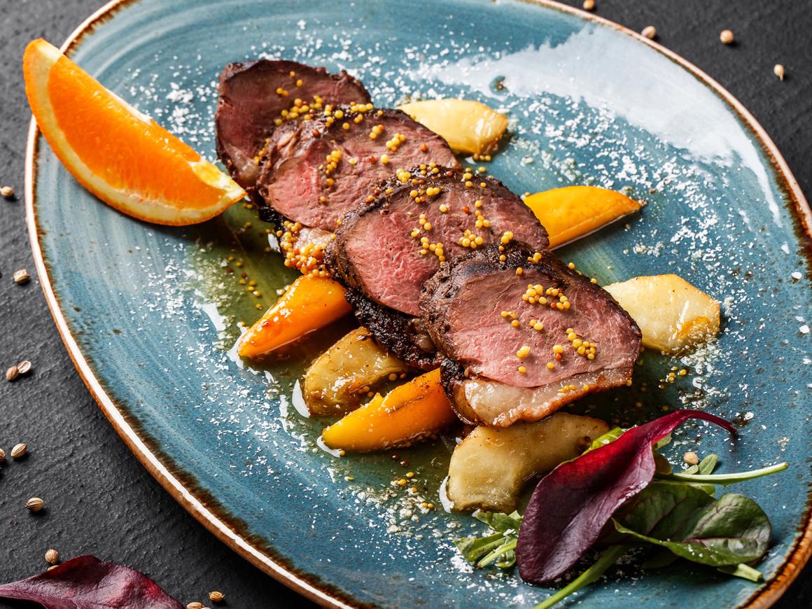 Entenbrust-Steak auf karamellisierten Früchten
