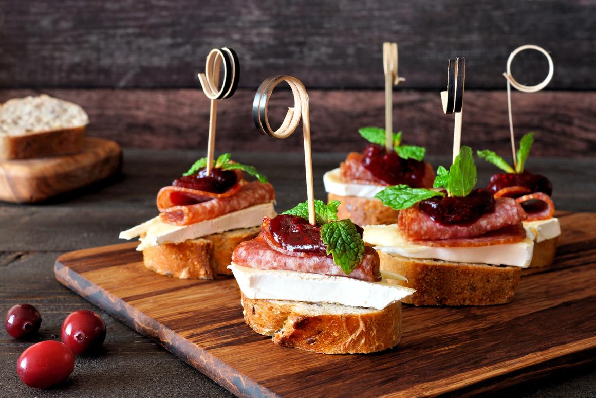 Canapese mit Salami und Brie