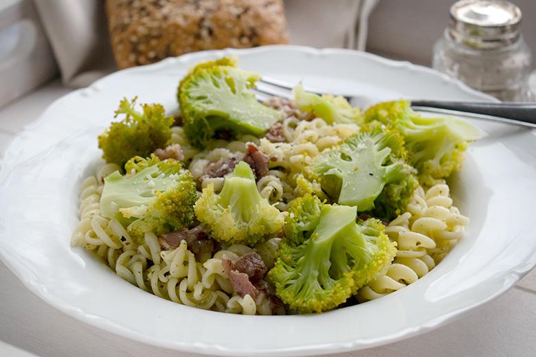Fusilli mit Broccoli, Haselnüssen und Speck