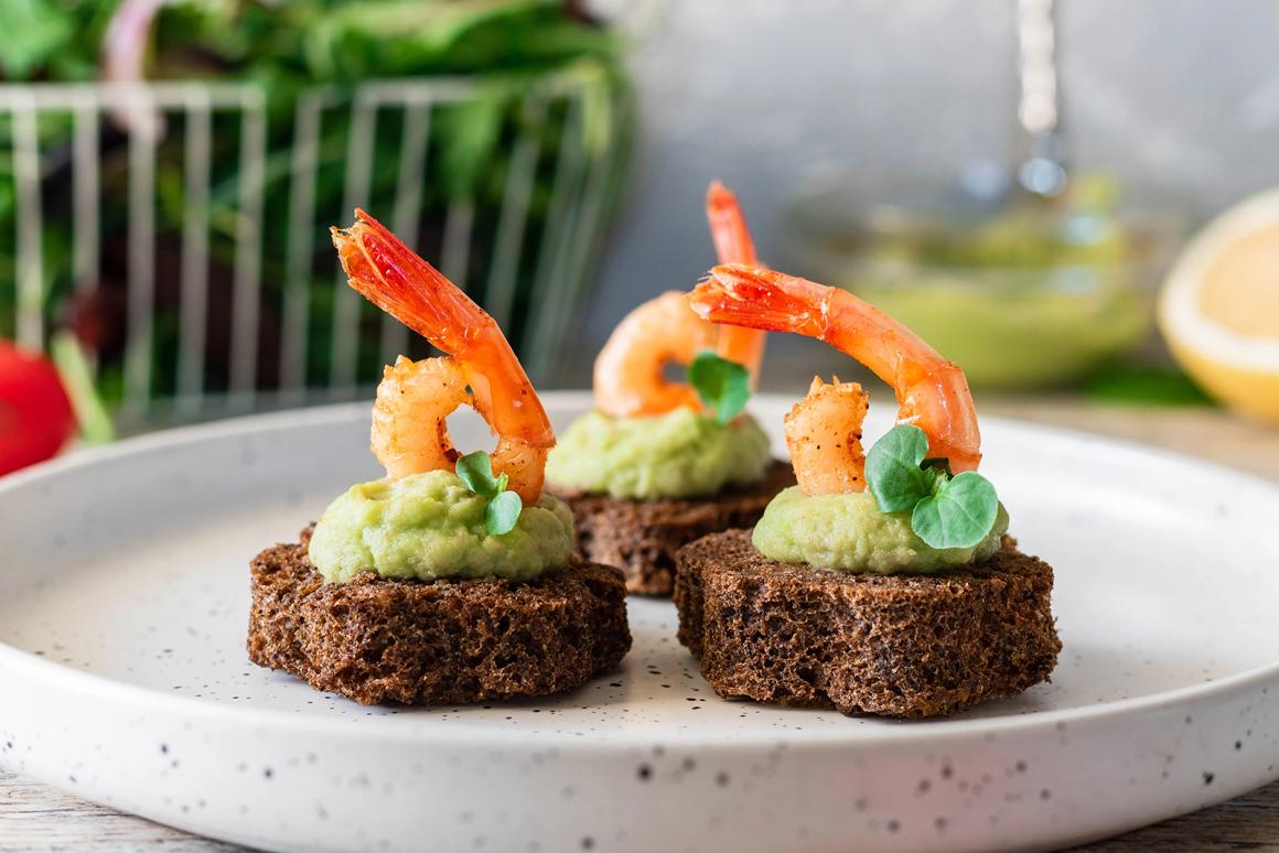 Garnelen-Canapese mit Avocadomousse