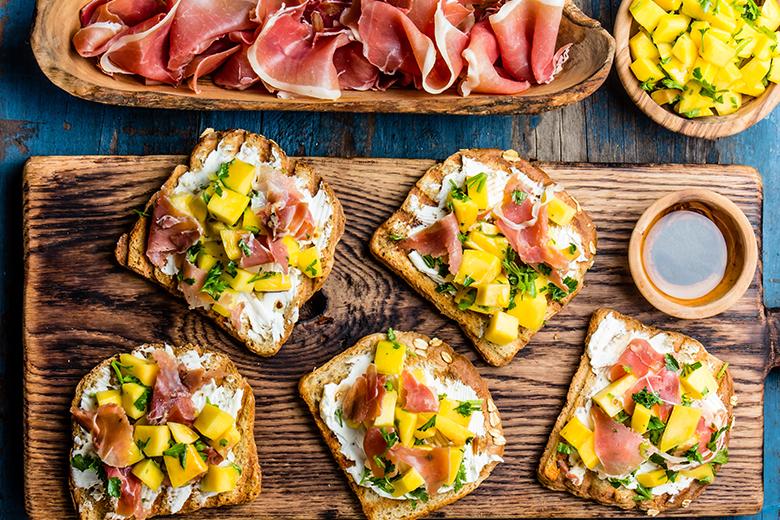 Toast mit Frischkäse, Parmaschinken und Mango
