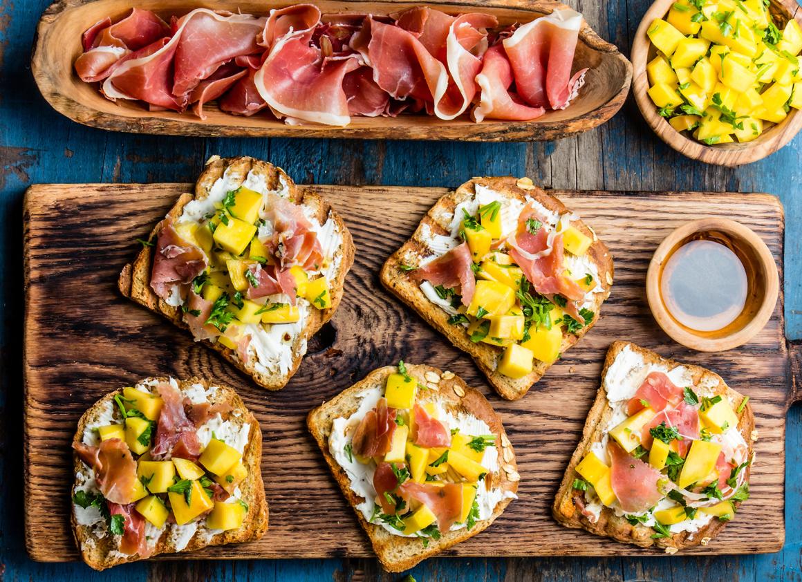 Toast mit Frischkäse, Parmaschinken und Mango