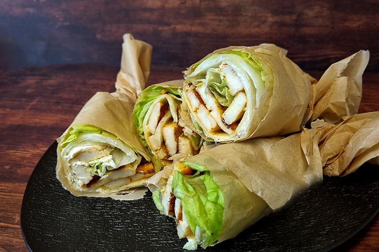 Low Carb Salat-Wrap mit Halloumi