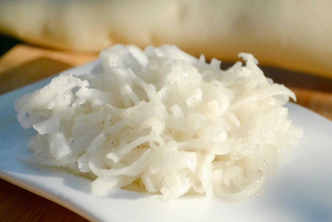 Einfacher Rettichsalat mit Essig und Öl