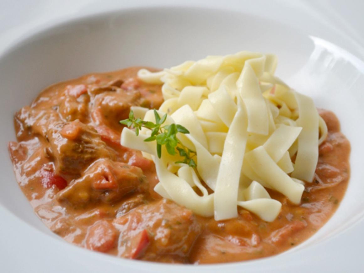 Rindsragout in Rotweinsauce