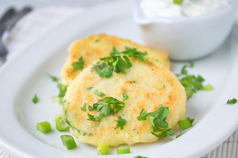 Gebackene Quarkpuffer mit Knoblauchsauce