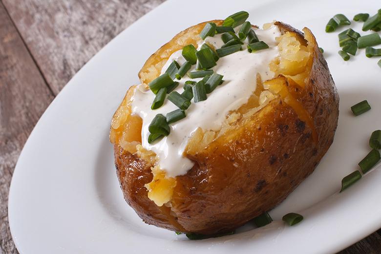 Jacket Potatoes im Backofen mit Sauerrahm-Füllung