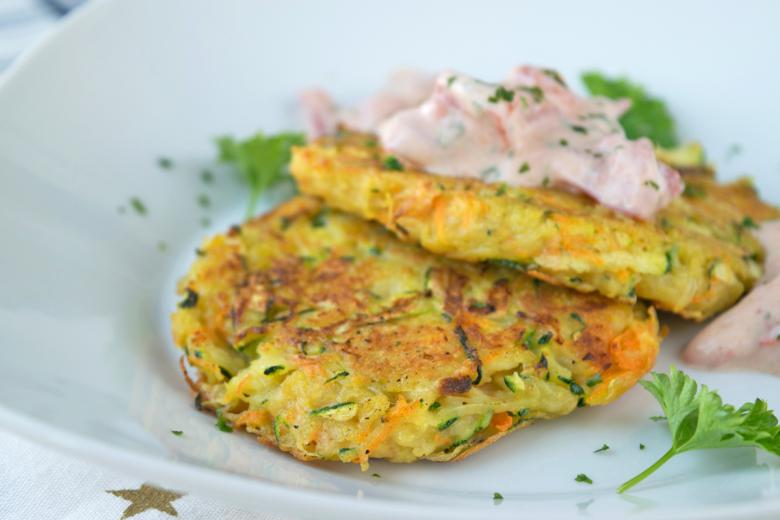 Pikante Gemüse Puffer an erfrischendem Tomatenquark