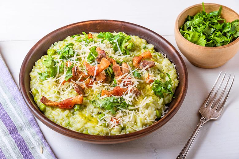 Italienisches Erbsenrisotto mit knusprigem Speck