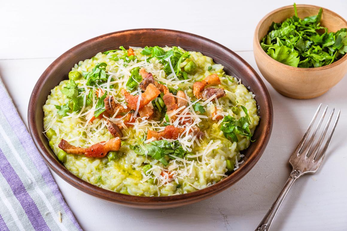 Italienisches Erbsenrisotto mit knusprigem Speck
